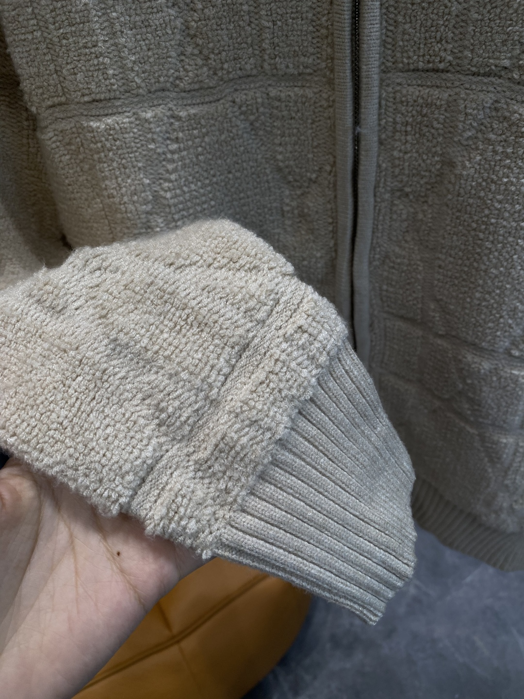 《𝙉𝙚𝙬🤍🖤迪家》开衫新款针织毛衣衫，彰显2025秋冬秀场的 主题。责任采购羊毛成就换季时节的典雅之选，