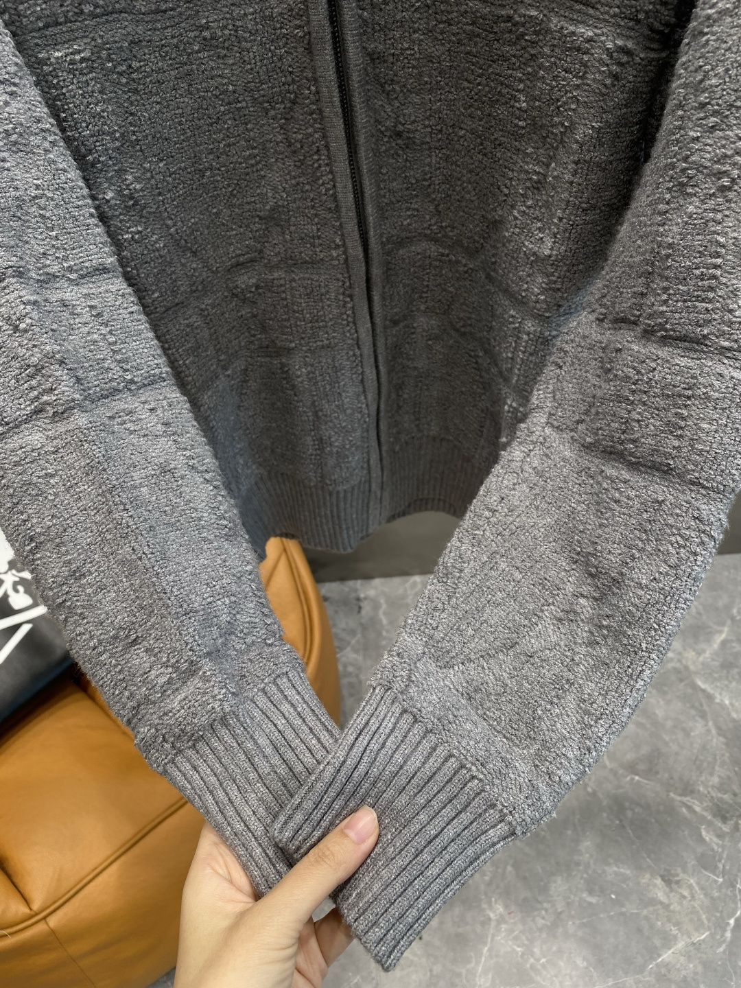 《𝙉𝙚𝙬🤍🖤迪家》开衫新款针织毛衣衫，彰显2025秋冬秀场的 主题。责任采购羊毛成就换季时节的典雅之选，