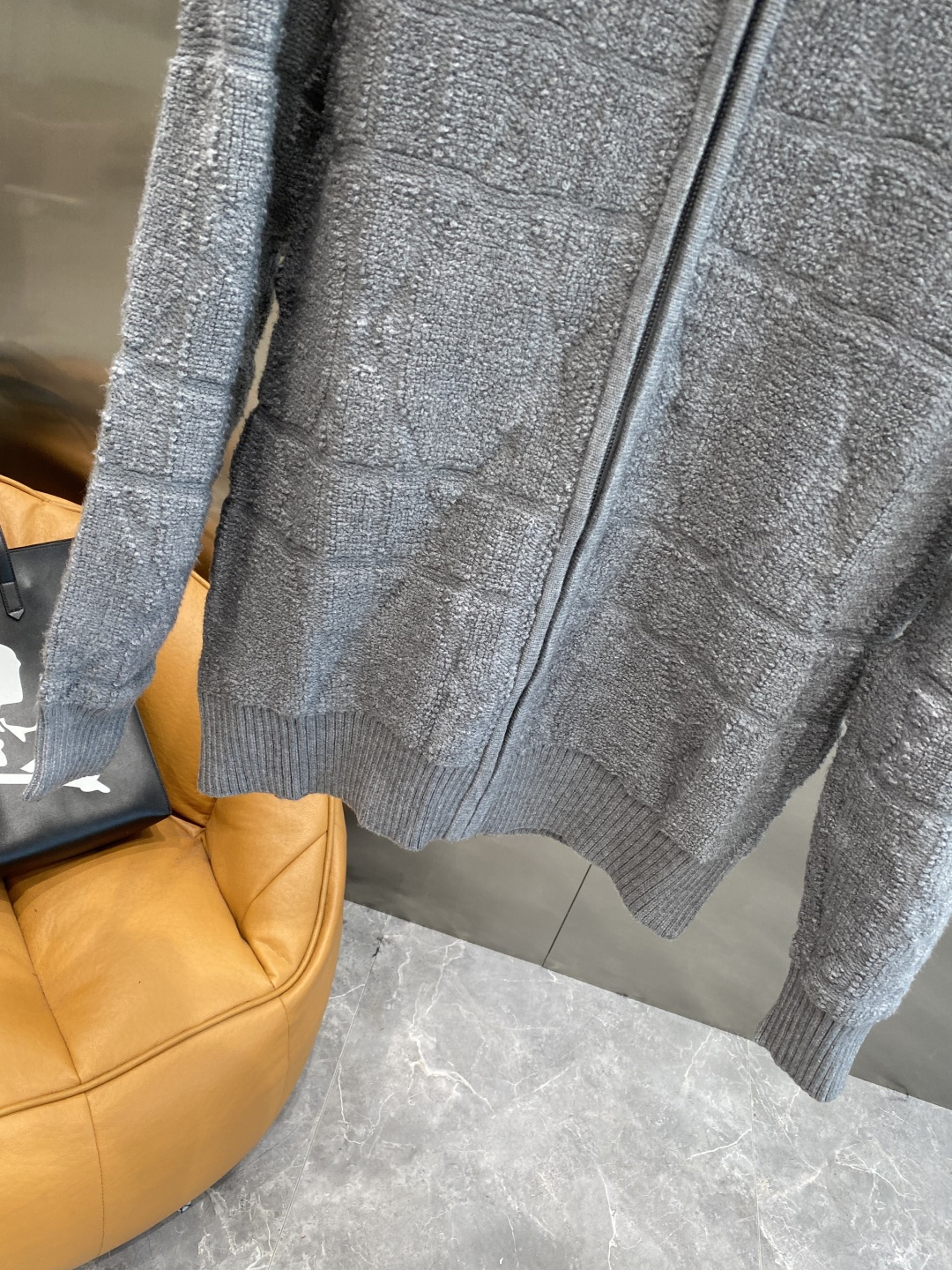 《𝙉𝙚𝙬🤍🖤迪家》开衫新款针织毛衣衫，彰显2025秋冬秀场的 主题。责任采购羊毛成就换季时节的典雅之选，