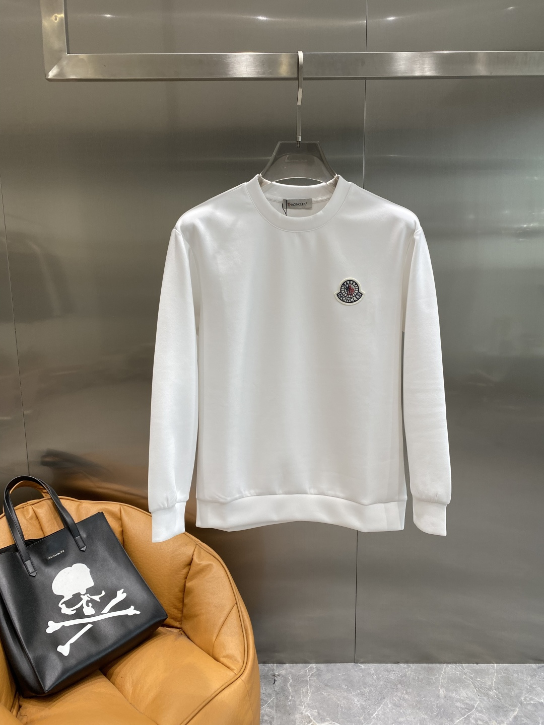 《𝙉𝙚𝙬🤍🖤蒙家》25秋冬新品空气层 圆领卫衣，正面品牌标识设计，创意重释品牌标志性设计，采用400克重