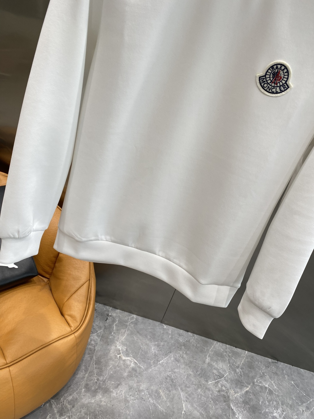 《𝙉𝙚𝙬🤍🖤蒙家》25秋冬新品空气层 圆领卫衣，正面品牌标识设计，创意重释品牌标志性设计，采用400克重