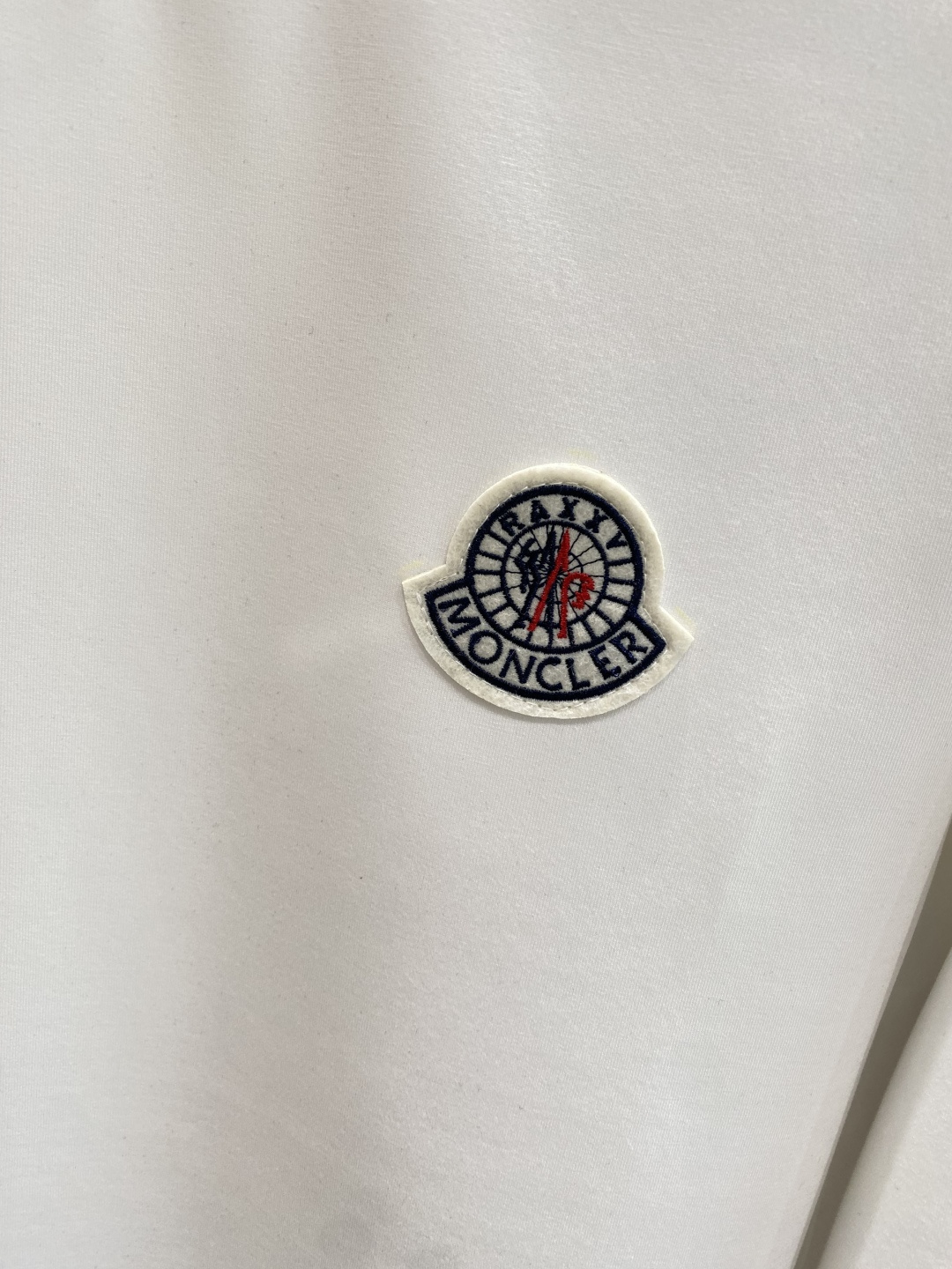 《𝙉𝙚𝙬🤍🖤蒙家》25秋冬新品空气层 圆领卫衣，正面品牌标识设计，创意重释品牌标志性设计，采用400克重