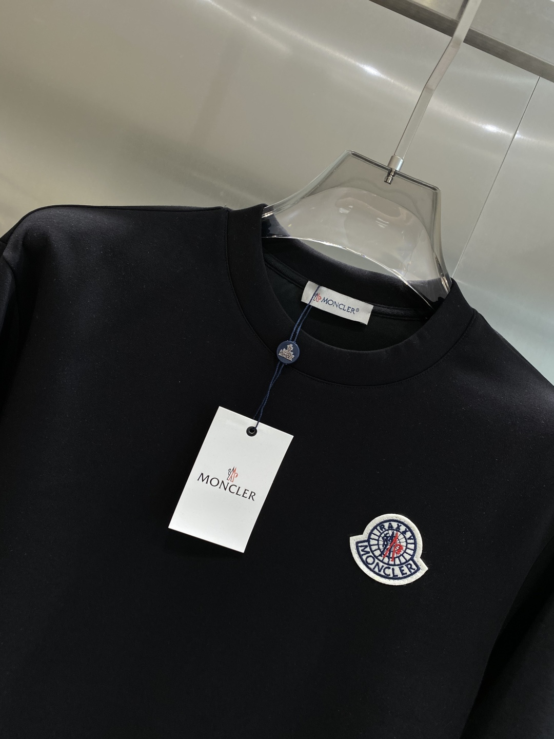 《𝙉𝙚𝙬🤍🖤蒙家》25秋冬新品空气层 圆领卫衣，正面品牌标识设计，创意重释品牌标志性设计，采用400克重