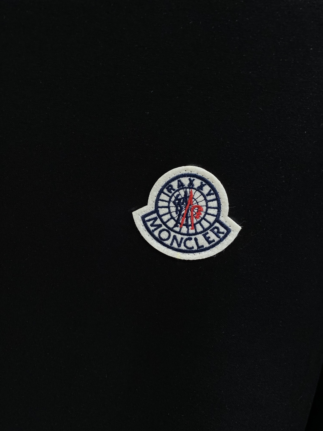 《𝙉𝙚𝙬🤍🖤蒙家》25秋冬新品空气层 圆领卫衣，正面品牌标识设计，创意重释品牌标志性设计，采用400克重