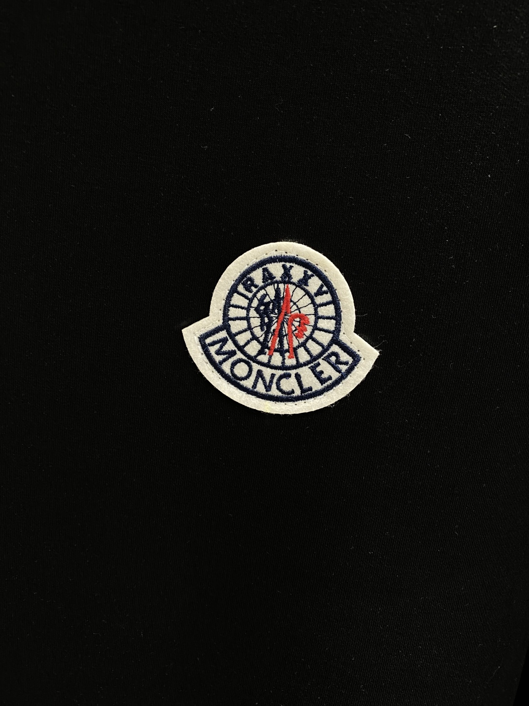 《𝙉𝙚𝙬🤍🖤蒙家》25秋冬新品空气层 圆领卫衣，正面品牌标识设计，创意重释品牌标志性设计，采用400克重