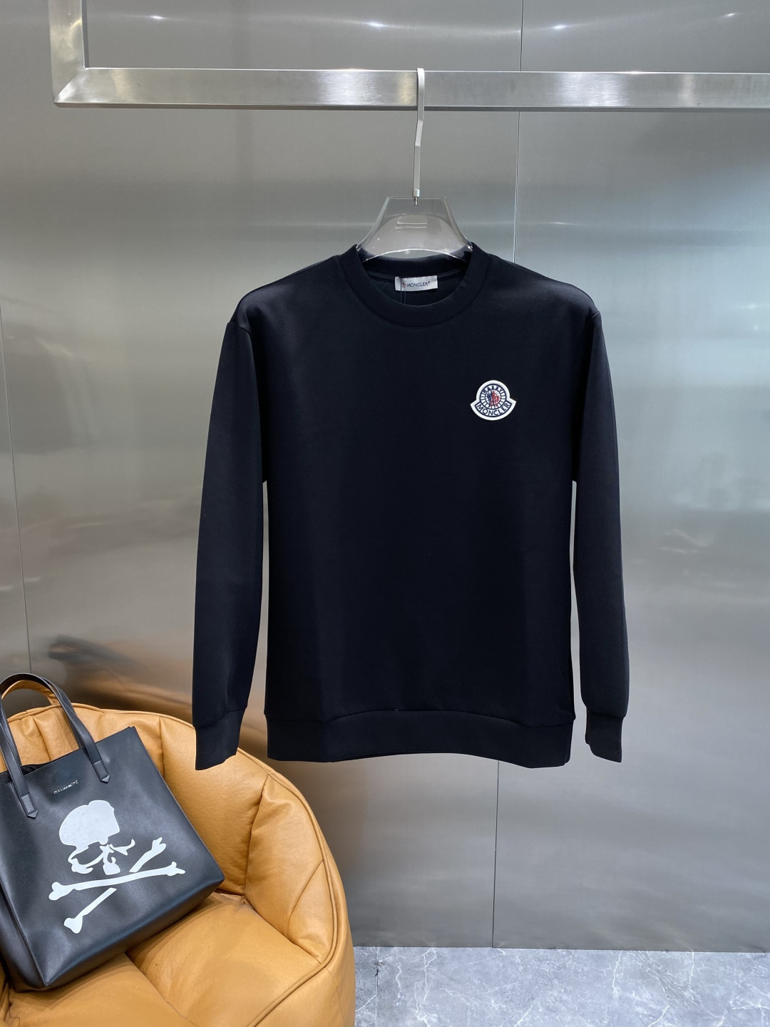 《𝙉𝙚𝙬🤍🖤蒙家》25秋冬新品空气层 圆领卫衣，正面品牌标识设计，创意重释品牌标志性设计，采用400克重