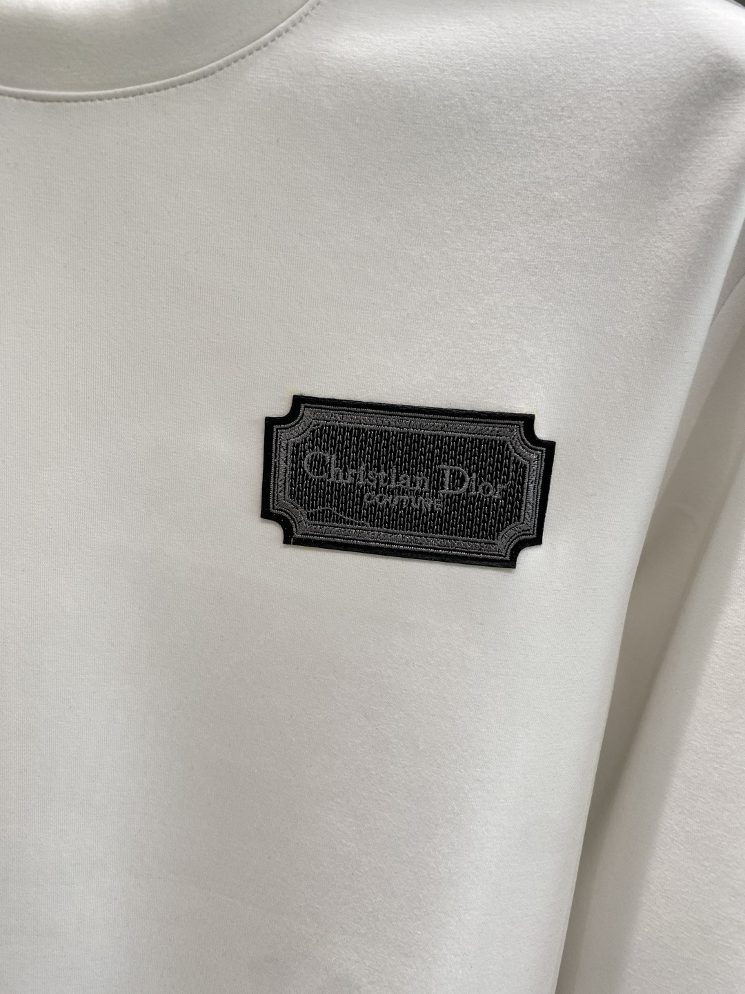 《𝙉𝙚𝙬🤍🖤迪家》25秋冬新品空气层 圆领卫衣，正面品牌标识设计，创意重释品牌标志性设计，采用400克重