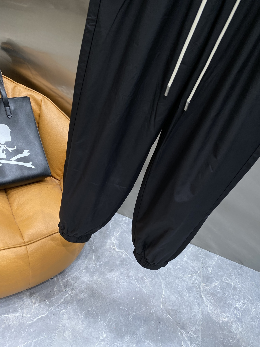 《𝙉𝙚𝙬🖤🤍lP🆕家》2025专柜新品大爆款高端休闲裤松紧裤！奢华品牌logo重工艺点缀 随意进出专柜，