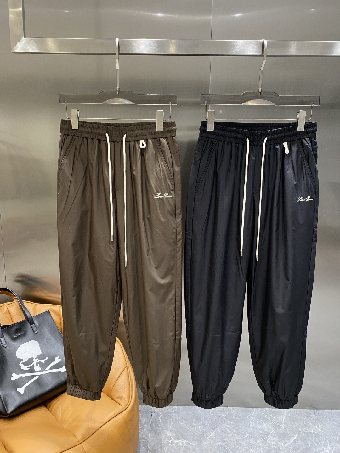 《𝙉𝙚𝙬🖤🤍lP🆕家》2025专柜新品大爆款高端休闲裤松紧裤！奢华品牌logo重工艺点缀 随意进出专柜，