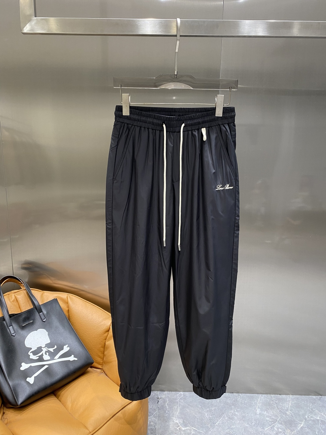 《𝙉𝙚𝙬🖤🤍lP🆕家》2025专柜新品大爆款高端休闲裤松紧裤！奢华品牌logo重工艺点缀 随意进出专柜，