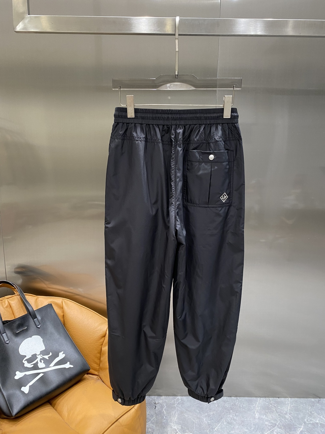 《𝙉𝙚𝙬🖤🤍lP🆕家》2025专柜新品大爆款高端休闲裤松紧裤！奢华品牌logo重工艺点缀 随意进出专柜，