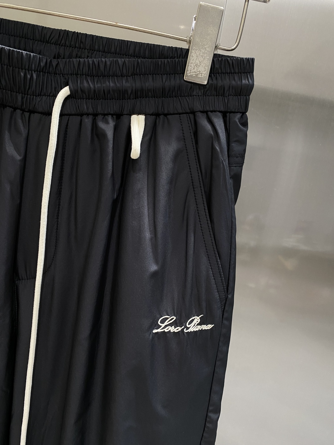 《𝙉𝙚𝙬🖤🤍lP🆕家》2025专柜新品大爆款高端休闲裤松紧裤！奢华品牌logo重工艺点缀 随意进出专柜，