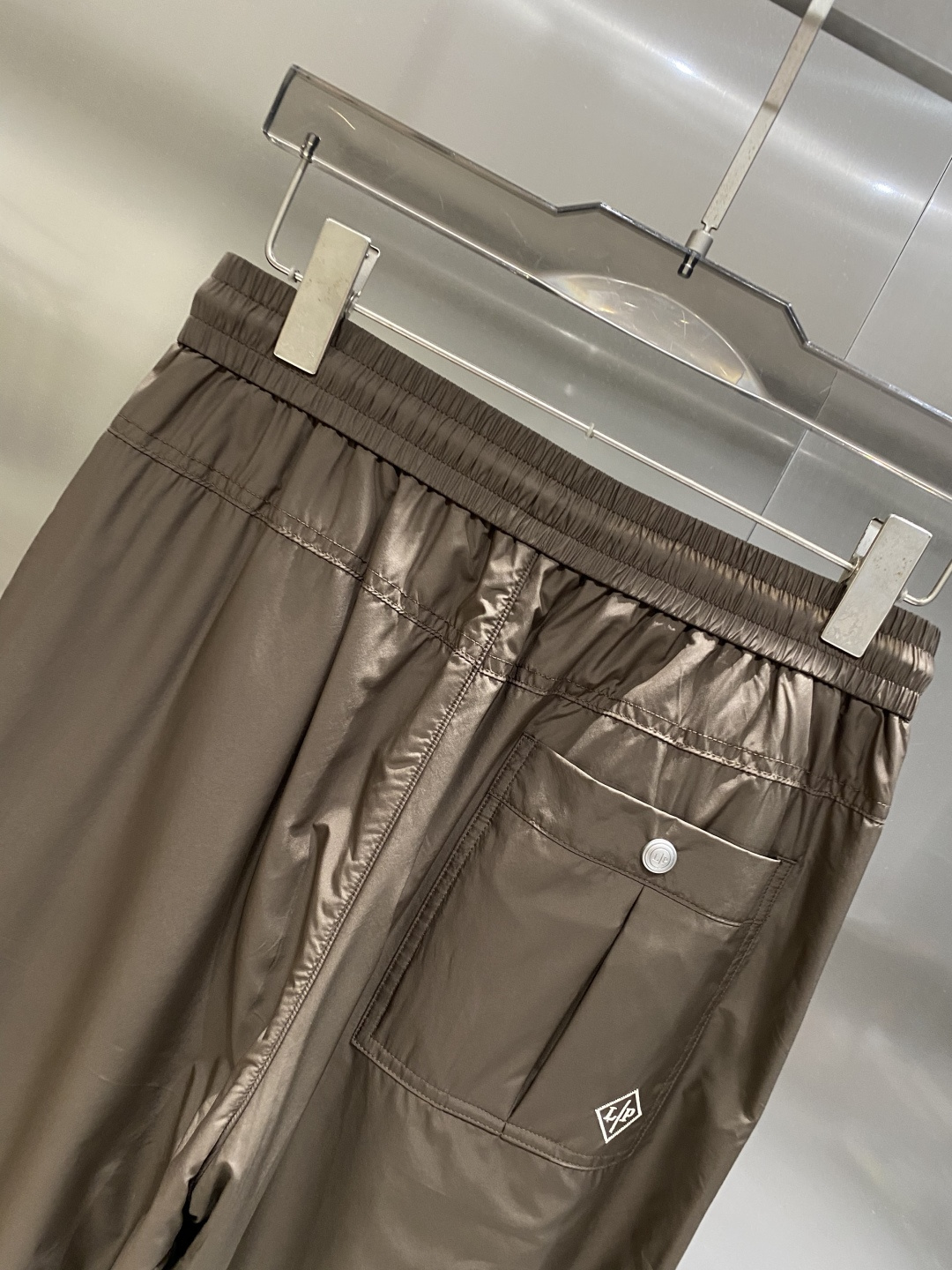 《𝙉𝙚𝙬🖤🤍lP🆕家》2025专柜新品大爆款高端休闲裤松紧裤！奢华品牌logo重工艺点缀 随意进出专柜，