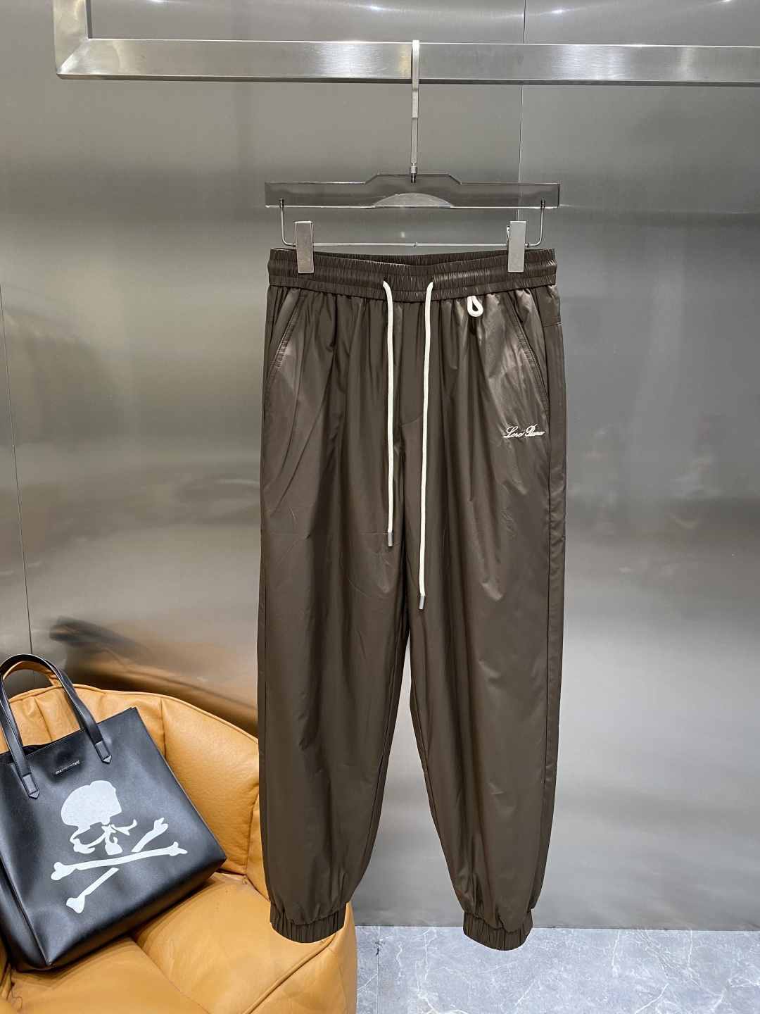 《𝙉𝙚𝙬🖤🤍lP🆕家》2025专柜新品大爆款高端休闲裤松紧裤！奢华品牌logo重工艺点缀 随意进出专柜，