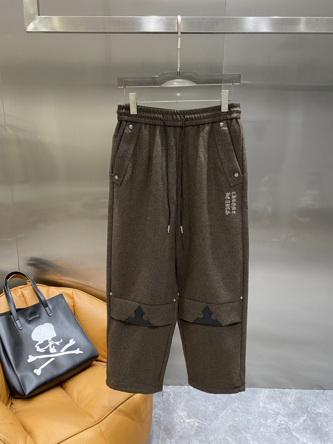 《𝙉𝙚𝙬🤍🖤克家 》专供新款休闲裤 高端版本！专柜定制面料 舒适度高，细节无可挑剔，品牌元素设计理念，体