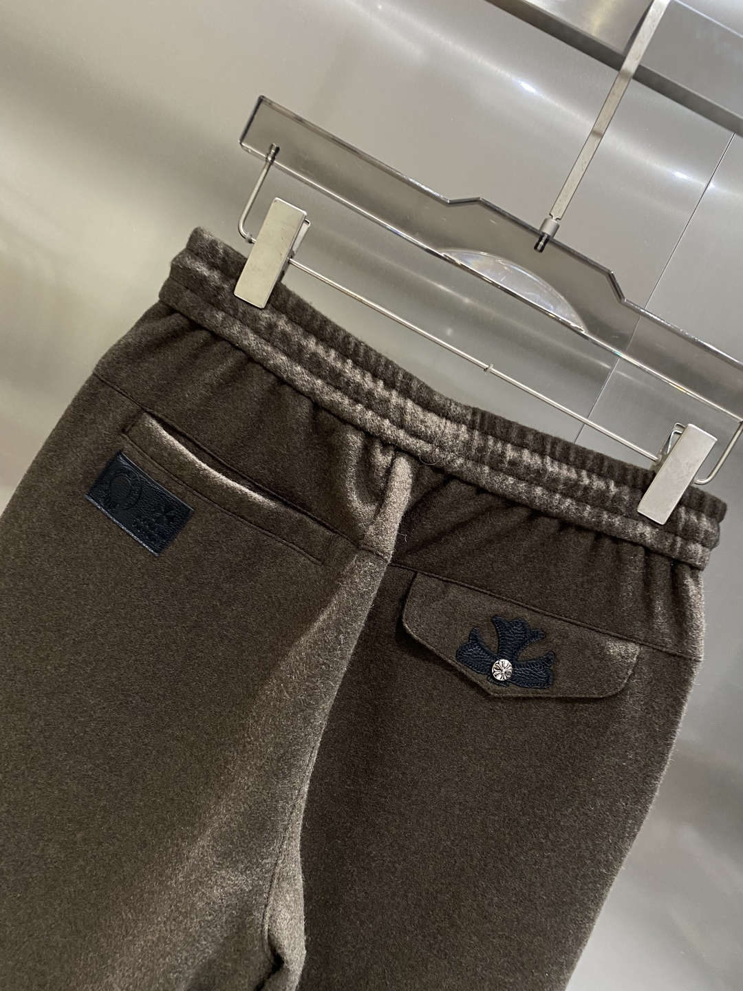 《𝙉𝙚𝙬🤍🖤克家 》专供新款休闲裤 高端版本！专柜定制面料 舒适度高，细节无可挑剔，品牌元素设计理念，体