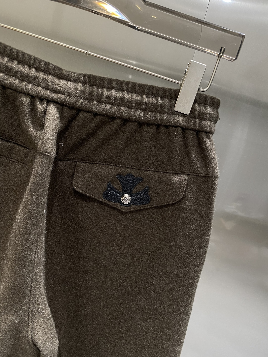 《𝙉𝙚𝙬🤍🖤克家 》专供新款休闲裤 高端版本！专柜定制面料 舒适度高，细节无可挑剔，品牌元素设计理念，体