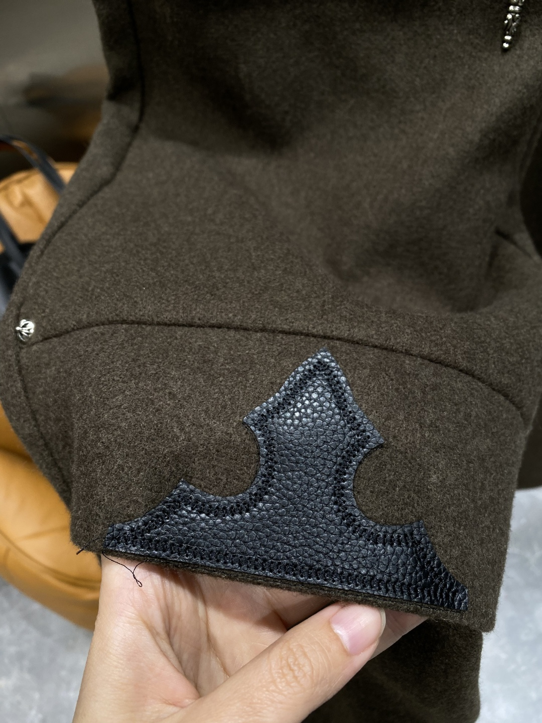 《𝙉𝙚𝙬🤍🖤克家 》专供新款休闲裤 高端版本！专柜定制面料 舒适度高，细节无可挑剔，品牌元素设计理念，体