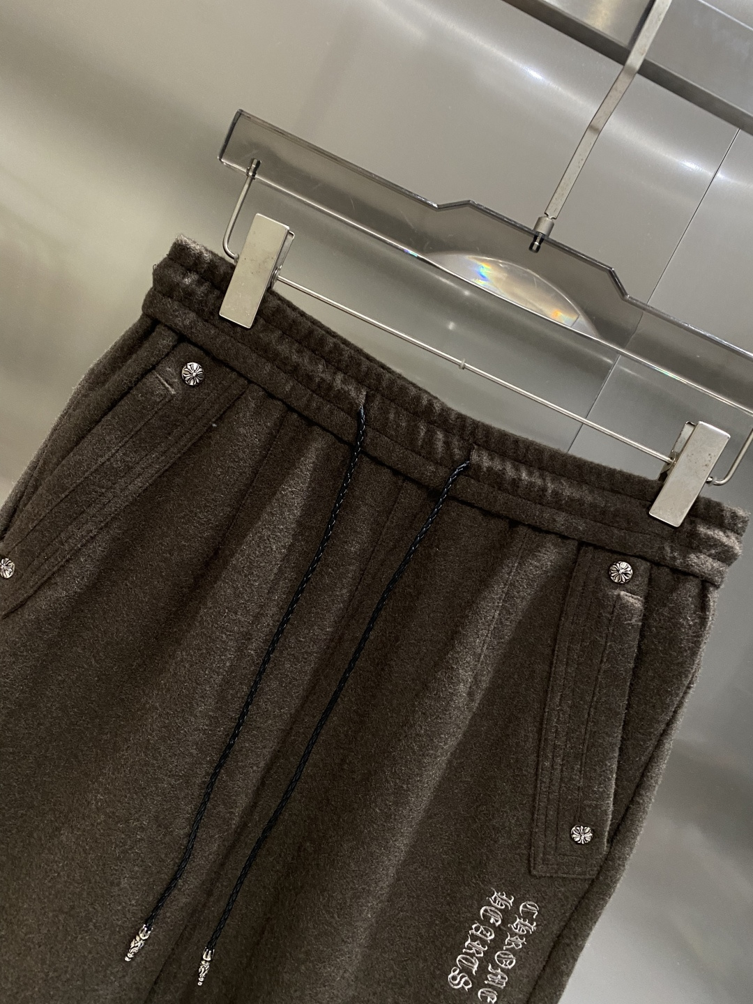 《𝙉𝙚𝙬🤍🖤克家 》专供新款休闲裤 高端版本！专柜定制面料 舒适度高，细节无可挑剔，品牌元素设计理念，体