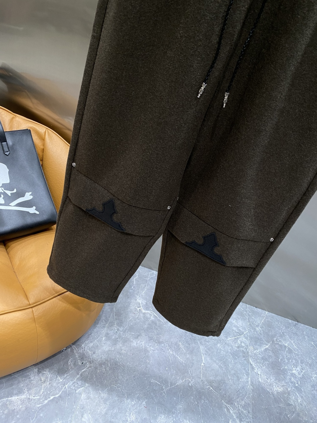 《𝙉𝙚𝙬🤍🖤克家 》专供新款休闲裤 高端版本！专柜定制面料 舒适度高，细节无可挑剔，品牌元素设计理念，体