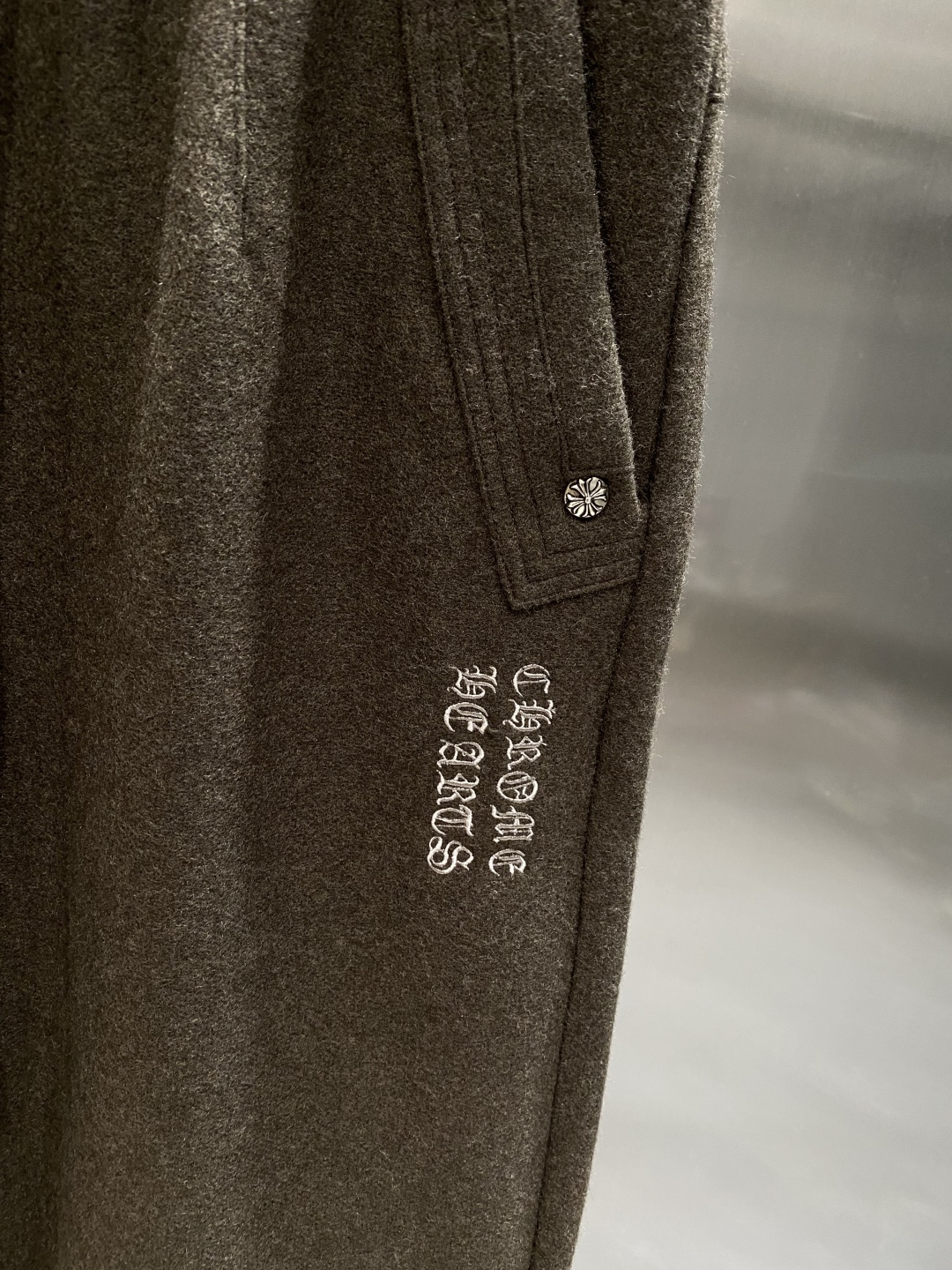 《𝙉𝙚𝙬🤍🖤克家 》专供新款休闲裤 高端版本！专柜定制面料 舒适度高，细节无可挑剔，品牌元素设计理念，体