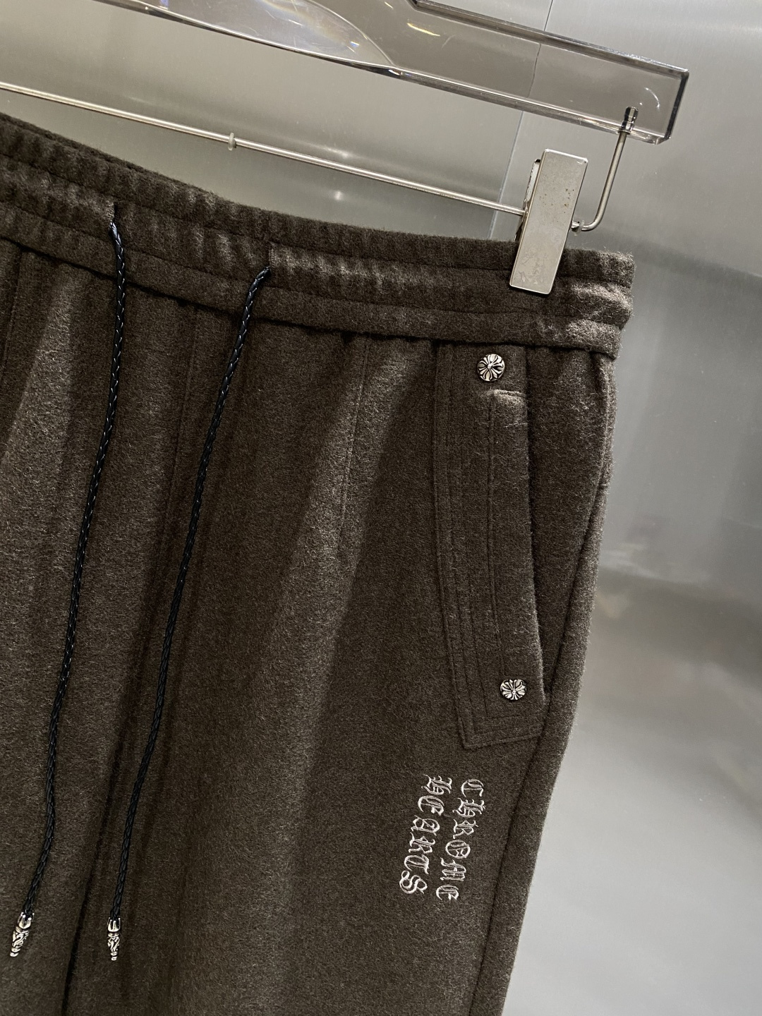 《𝙉𝙚𝙬🤍🖤克家 》专供新款休闲裤 高端版本！专柜定制面料 舒适度高，细节无可挑剔，品牌元素设计理念，体