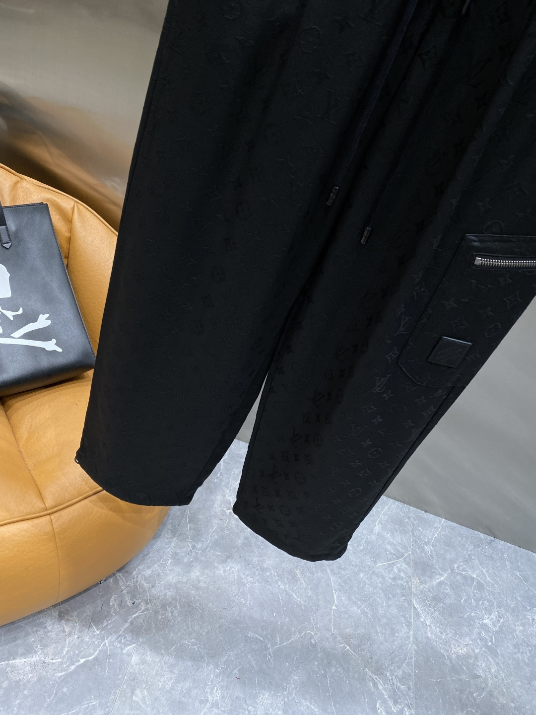 《𝙉𝙚𝙬🤍🖤驴家 》25专供新款休闲裤 高端版本！专柜定制面料 舒适度高，细节无可挑剔，品牌元素设计理念