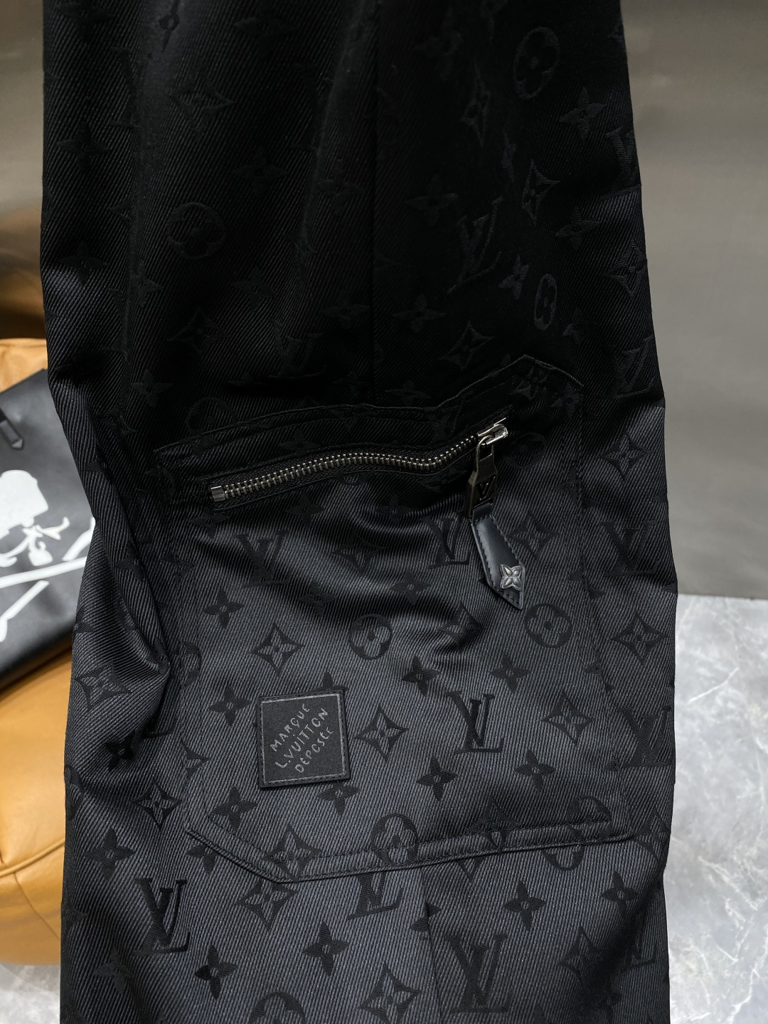 《𝙉𝙚𝙬🤍🖤驴家 》25专供新款休闲裤 高端版本！专柜定制面料 舒适度高，细节无可挑剔，品牌元素设计理念