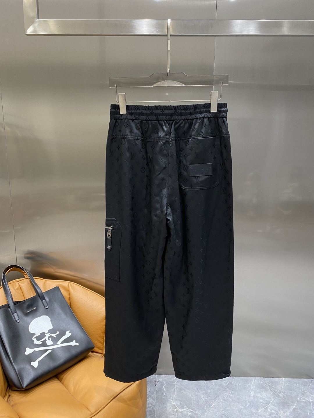 《𝙉𝙚𝙬🤍🖤驴家 》25专供新款休闲裤 高端版本！专柜定制面料 舒适度高，细节无可挑剔，品牌元素设计理念