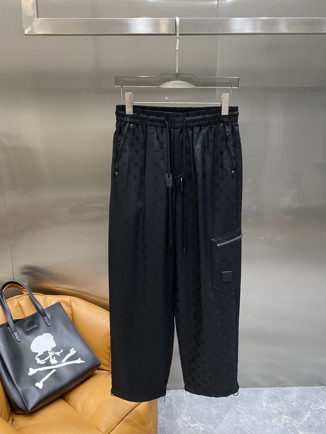 《𝙉𝙚𝙬🤍🖤驴家 》25专供新款休闲裤 高端版本！专柜定制面料 舒适度高，细节无可挑剔，品牌元素设计理念