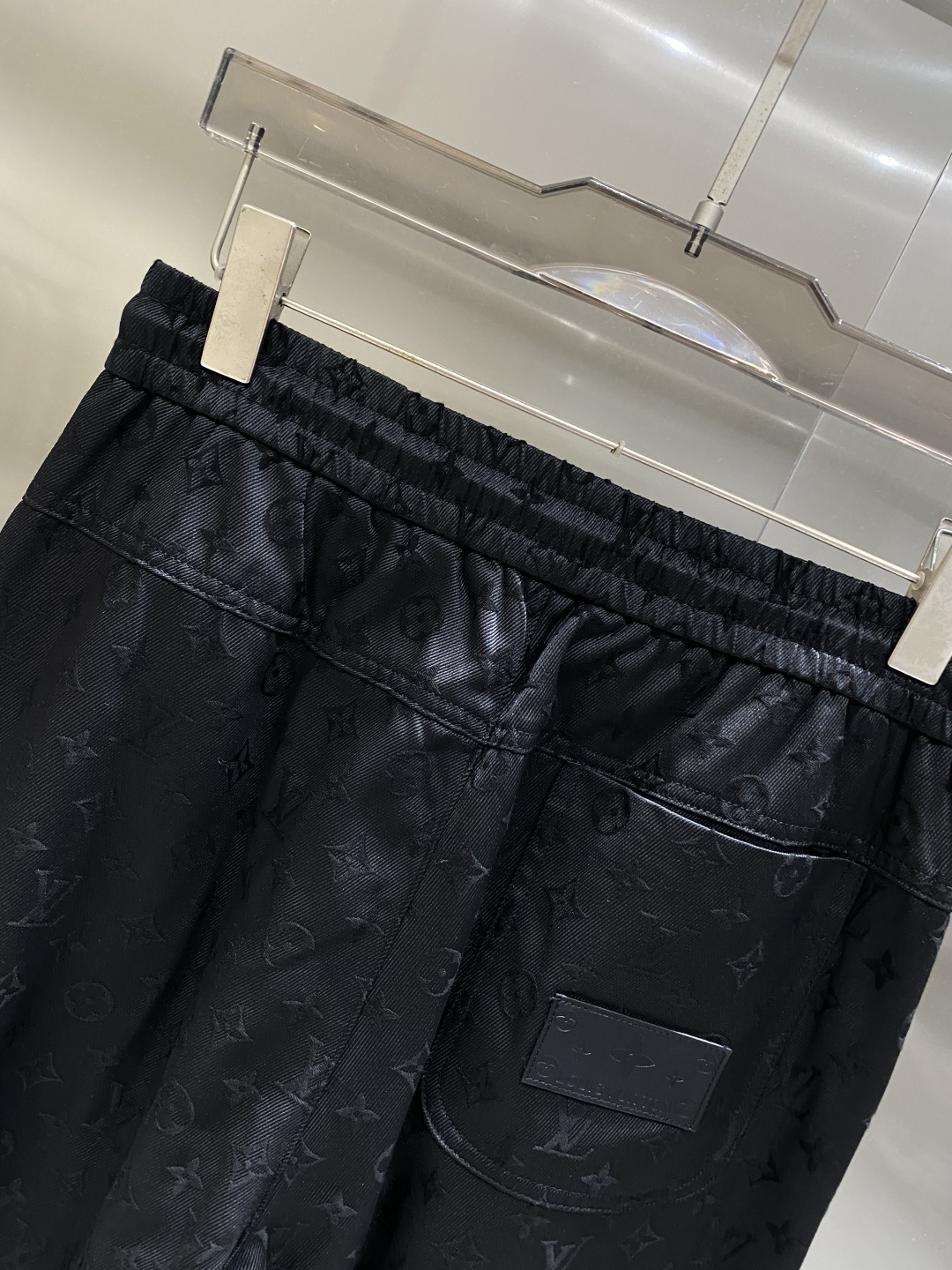 《𝙉𝙚𝙬🤍🖤驴家 》25专供新款休闲裤 高端版本！专柜定制面料 舒适度高，细节无可挑剔，品牌元素设计理念