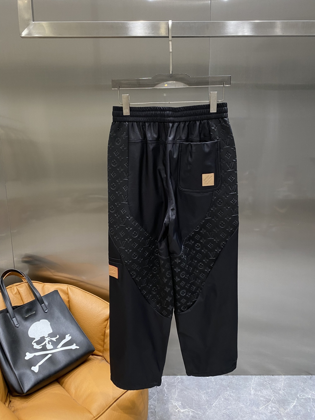 《𝙉𝙚𝙬🤍🖤驴家 》25专供新款休闲裤 高端版本！专柜定制面料 舒适度高，细节无可挑剔，品牌元素设计理念