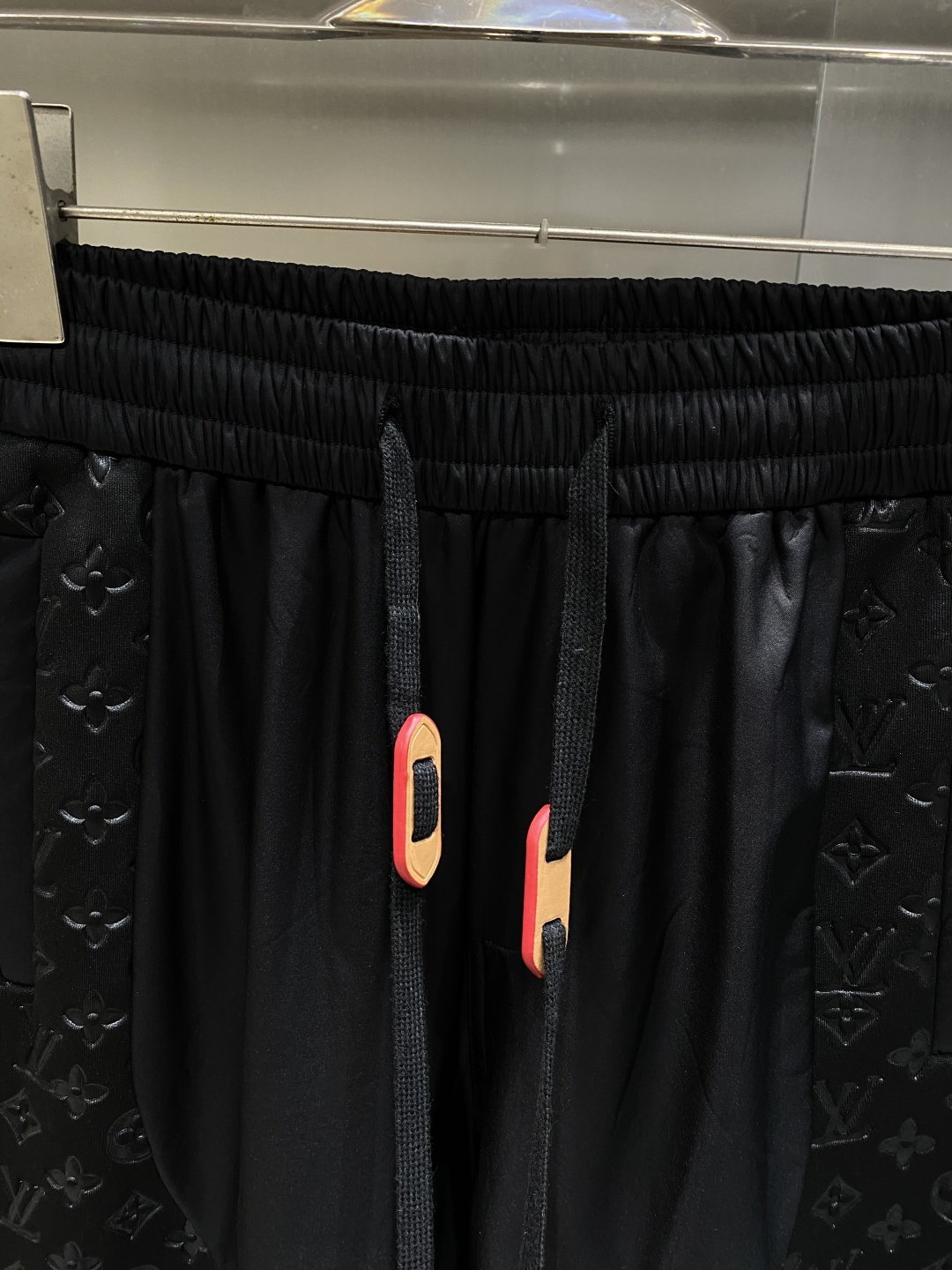 《𝙉𝙚𝙬🤍🖤驴家 》25专供新款休闲裤 高端版本！专柜定制面料 舒适度高，细节无可挑剔，品牌元素设计理念