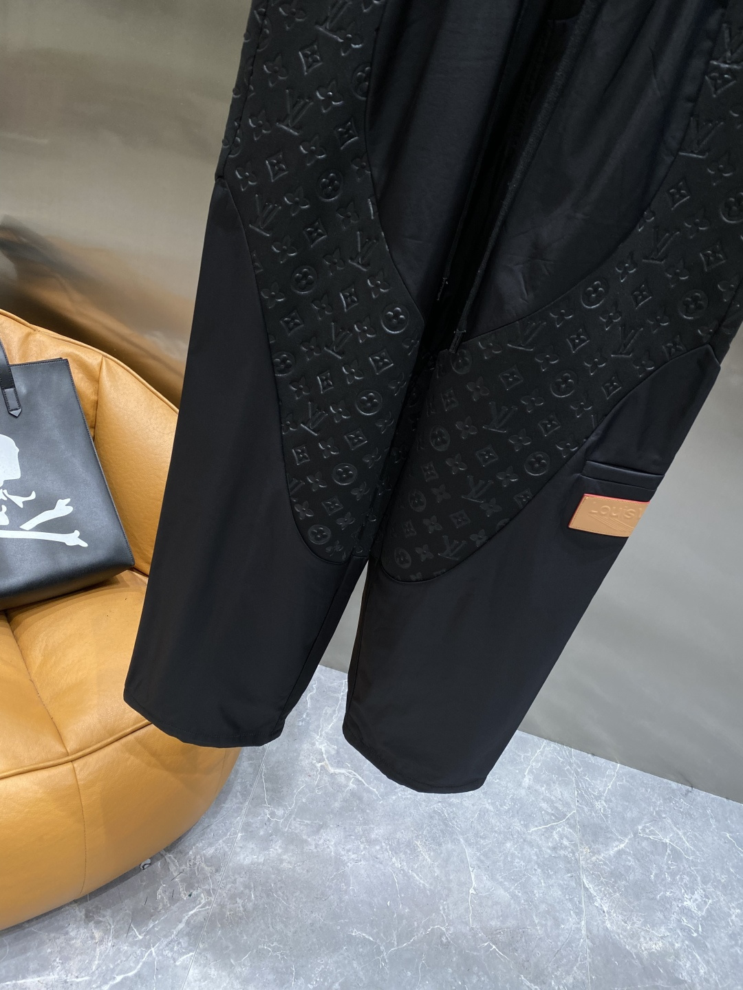 《𝙉𝙚𝙬🤍🖤驴家 》25专供新款休闲裤 高端版本！专柜定制面料 舒适度高，细节无可挑剔，品牌元素设计理念