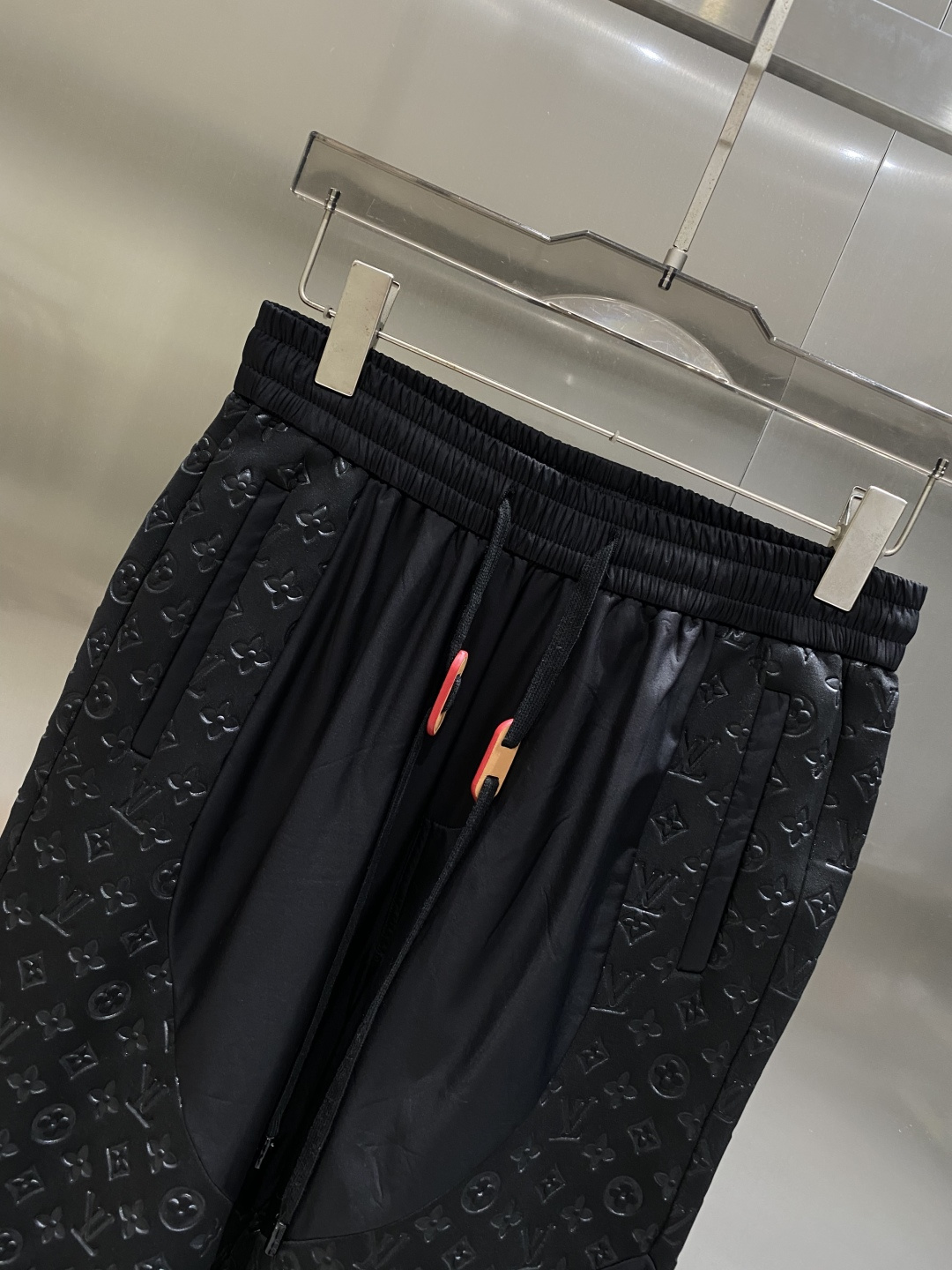 《𝙉𝙚𝙬🤍🖤驴家 》25专供新款休闲裤 高端版本！专柜定制面料 舒适度高，细节无可挑剔，品牌元素设计理念