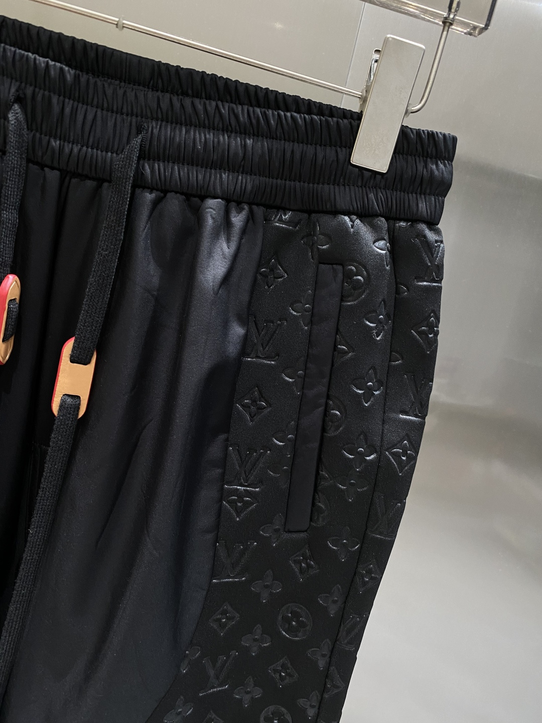 《𝙉𝙚𝙬🤍🖤驴家 》25专供新款休闲裤 高端版本！专柜定制面料 舒适度高，细节无可挑剔，品牌元素设计理念