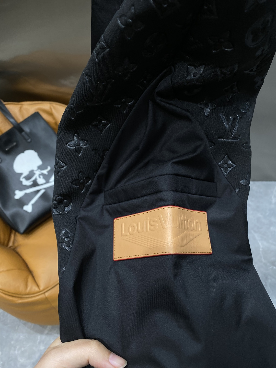 《𝙉𝙚𝙬🤍🖤驴家 》25专供新款休闲裤 高端版本！专柜定制面料 舒适度高，细节无可挑剔，品牌元素设计理念