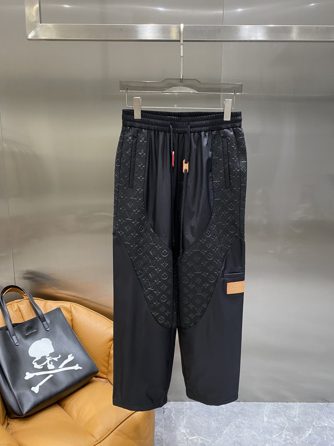 《𝙉𝙚𝙬🤍🖤驴家 》25专供新款休闲裤 高端版本！专柜定制面料 舒适度高，细节无可挑剔，品牌元素设计理念