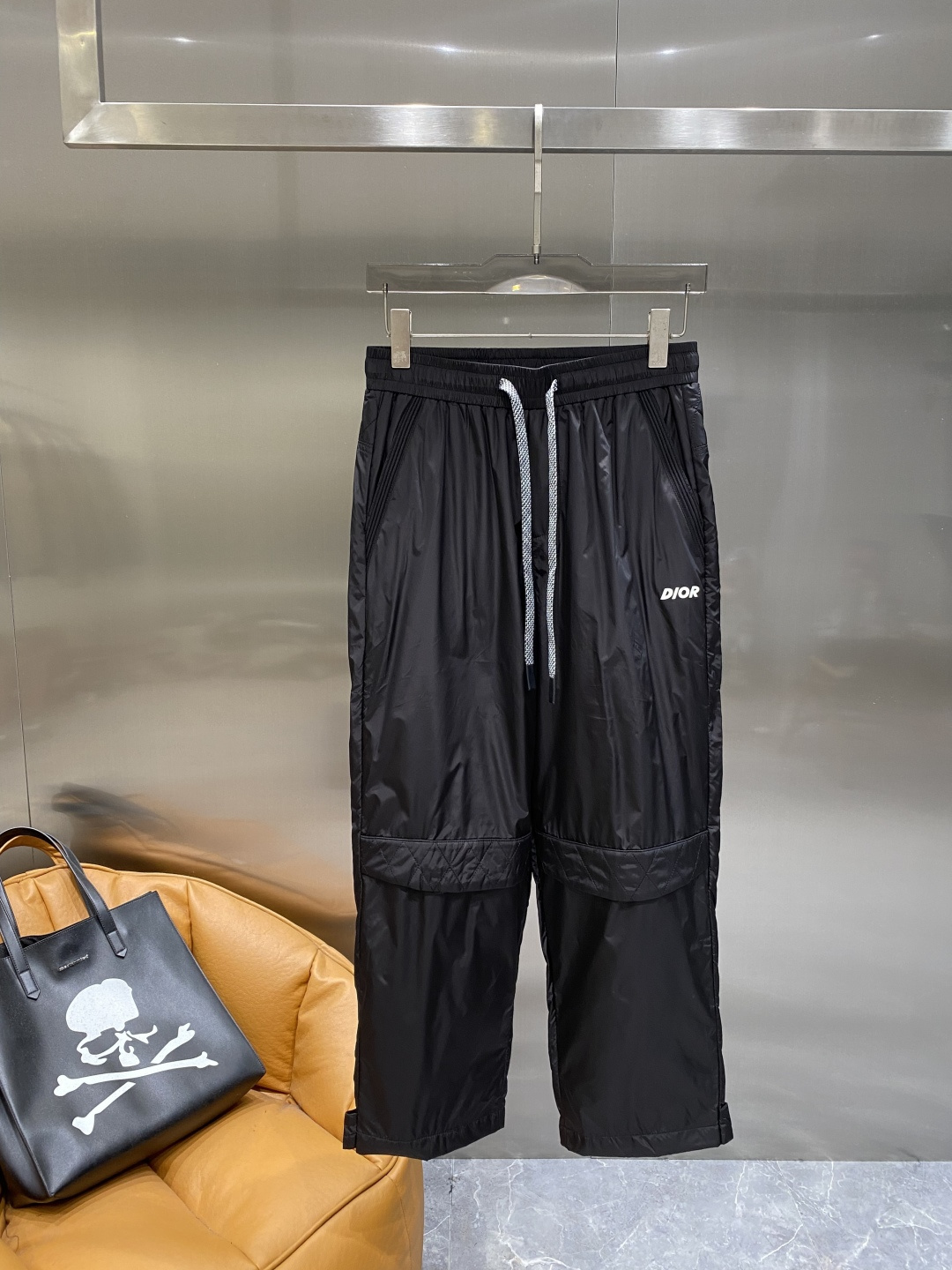 《𝙉𝙚𝙬🤍🖤迪家 》25专供新款休闲裤 高端版本！专柜定制面料 舒适度高，细节无可挑剔，品牌元素设计理念