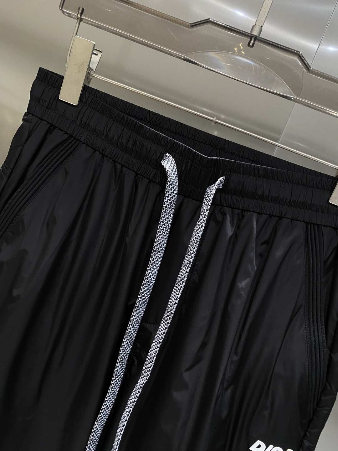 《𝙉𝙚𝙬🤍🖤迪家 》25专供新款休闲裤 高端版本！专柜定制面料 舒适度高，细节无可挑剔，品牌元素设计理念