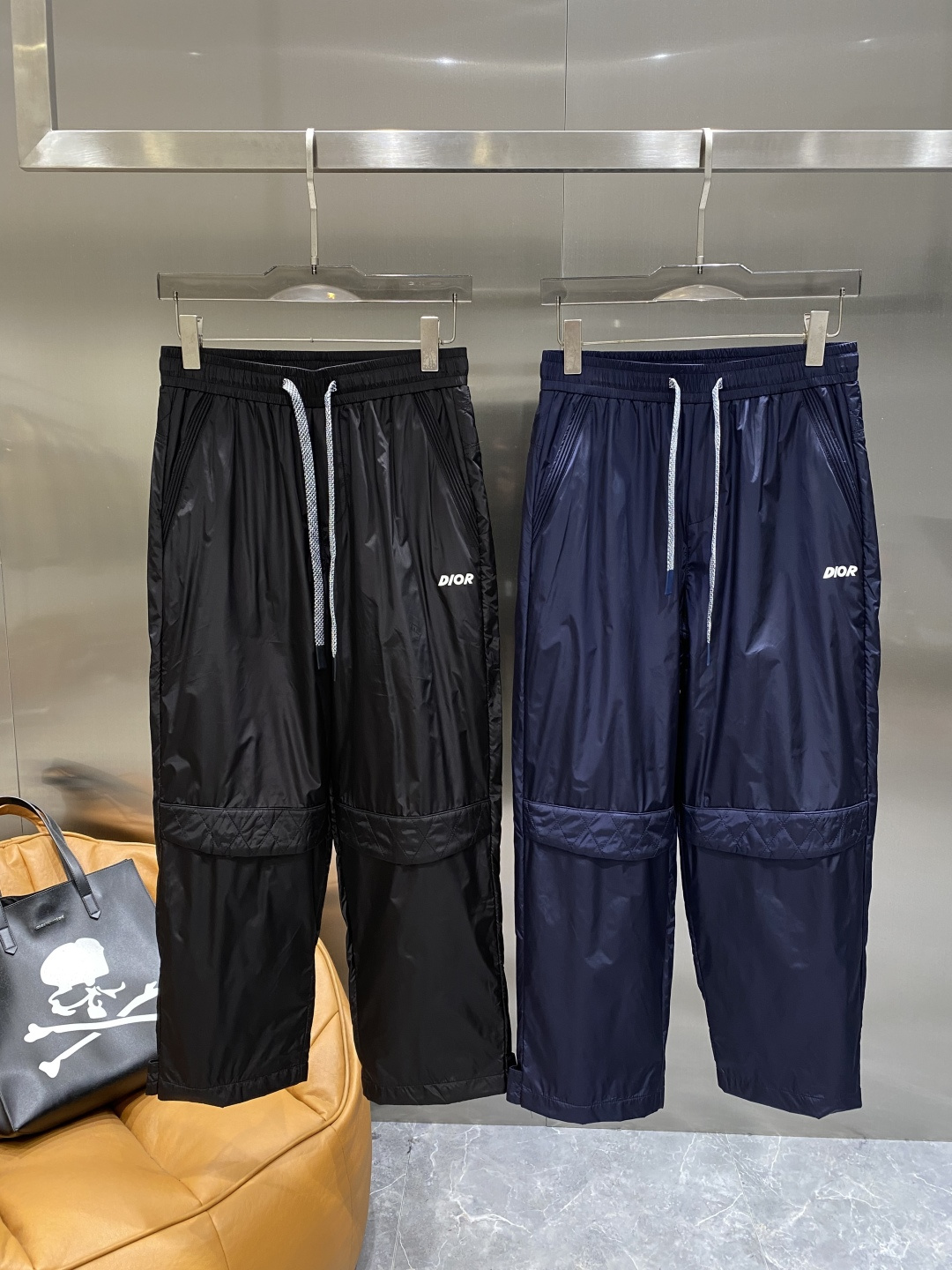 《𝙉𝙚𝙬🤍🖤迪家 》25专供新款休闲裤 高端版本！专柜定制面料 舒适度高，细节无可挑剔，品牌元素设计理念