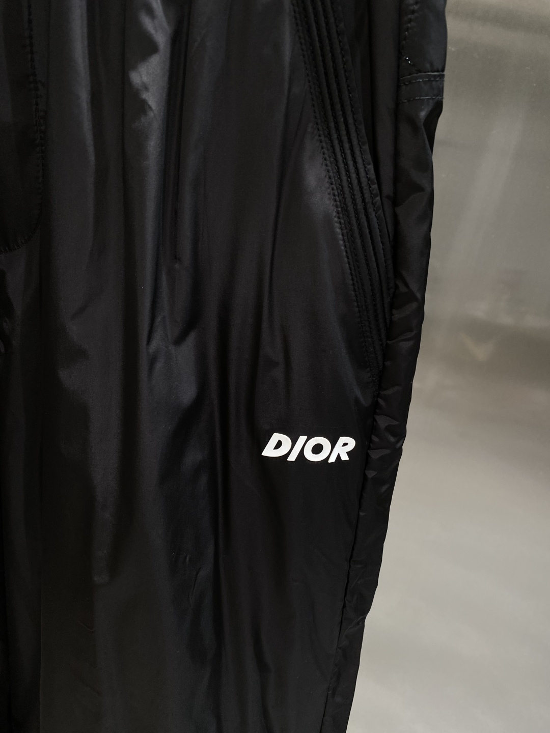 《𝙉𝙚𝙬🤍🖤迪家 》25专供新款休闲裤 高端版本！专柜定制面料 舒适度高，细节无可挑剔，品牌元素设计理念