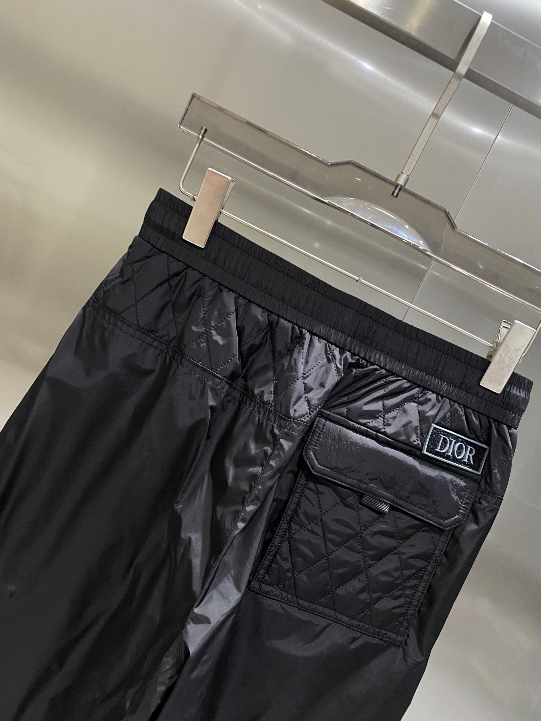 《𝙉𝙚𝙬🤍🖤迪家 》25专供新款休闲裤 高端版本！专柜定制面料 舒适度高，细节无可挑剔，品牌元素设计理念