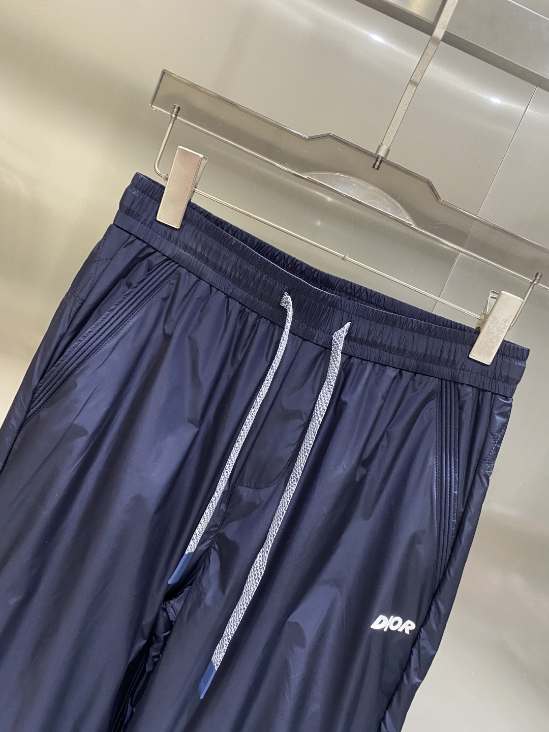 《𝙉𝙚𝙬🤍🖤迪家 》25专供新款休闲裤 高端版本！专柜定制面料 舒适度高，细节无可挑剔，品牌元素设计理念