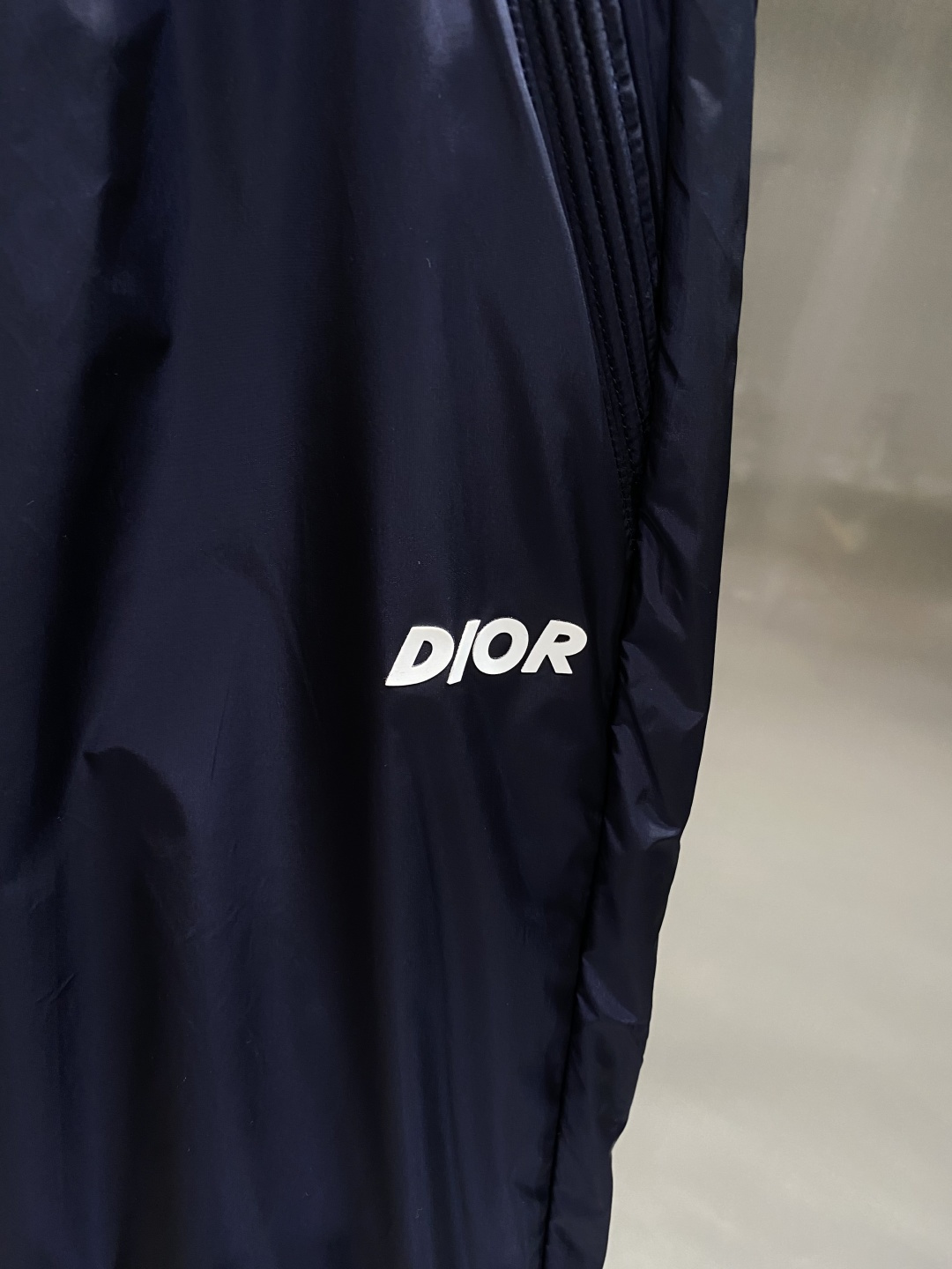 《𝙉𝙚𝙬🤍🖤迪家 》25专供新款休闲裤 高端版本！专柜定制面料 舒适度高，细节无可挑剔，品牌元素设计理念