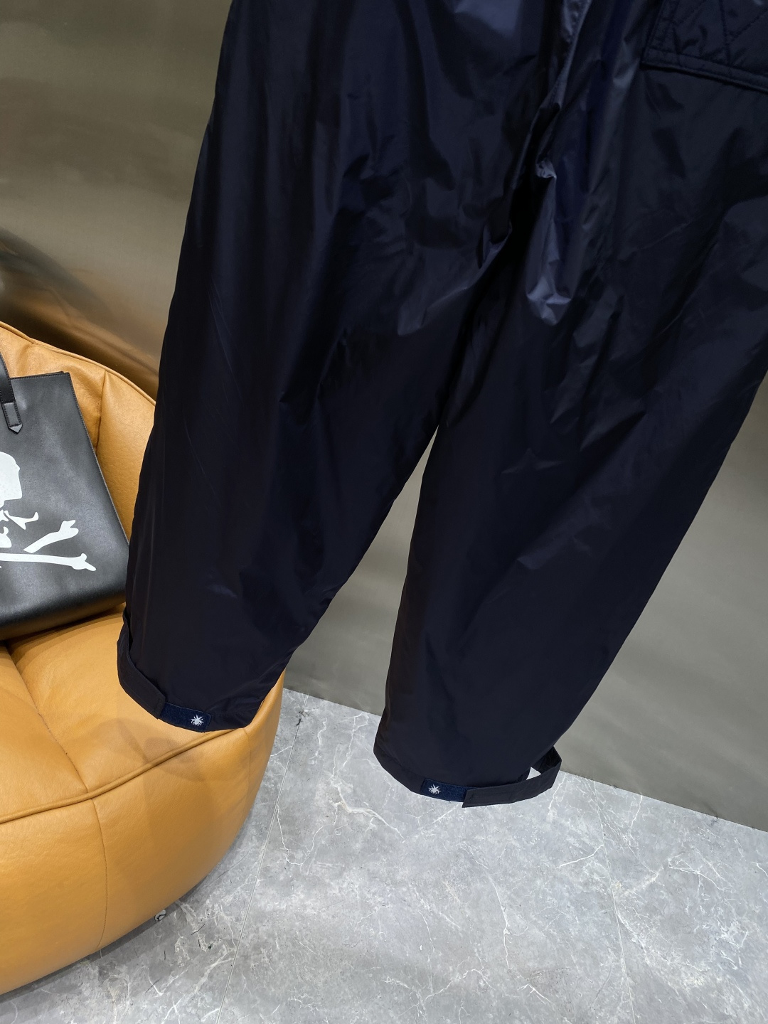 《𝙉𝙚𝙬🤍🖤迪家 》25专供新款休闲裤 高端版本！专柜定制面料 舒适度高，细节无可挑剔，品牌元素设计理念