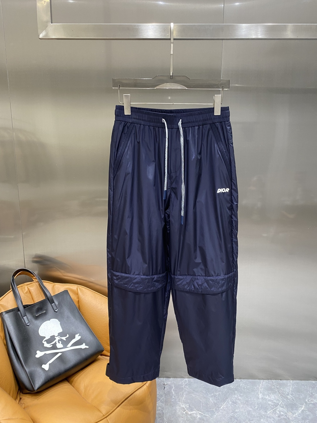 《𝙉𝙚𝙬🤍🖤迪家 》25专供新款休闲裤 高端版本！专柜定制面料 舒适度高，细节无可挑剔，品牌元素设计理念