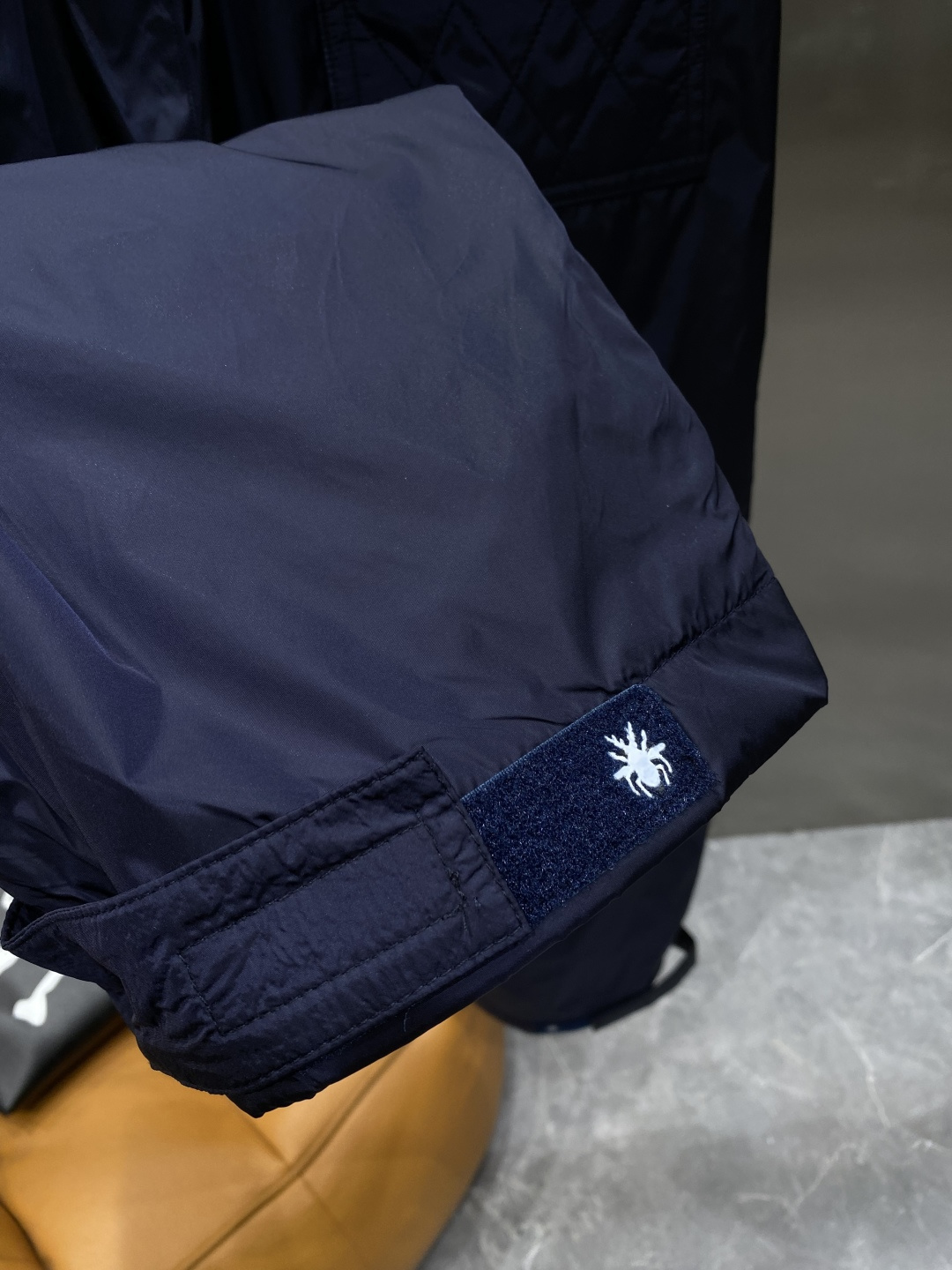 《𝙉𝙚𝙬🤍🖤迪家 》25专供新款休闲裤 高端版本！专柜定制面料 舒适度高，细节无可挑剔，品牌元素设计理念