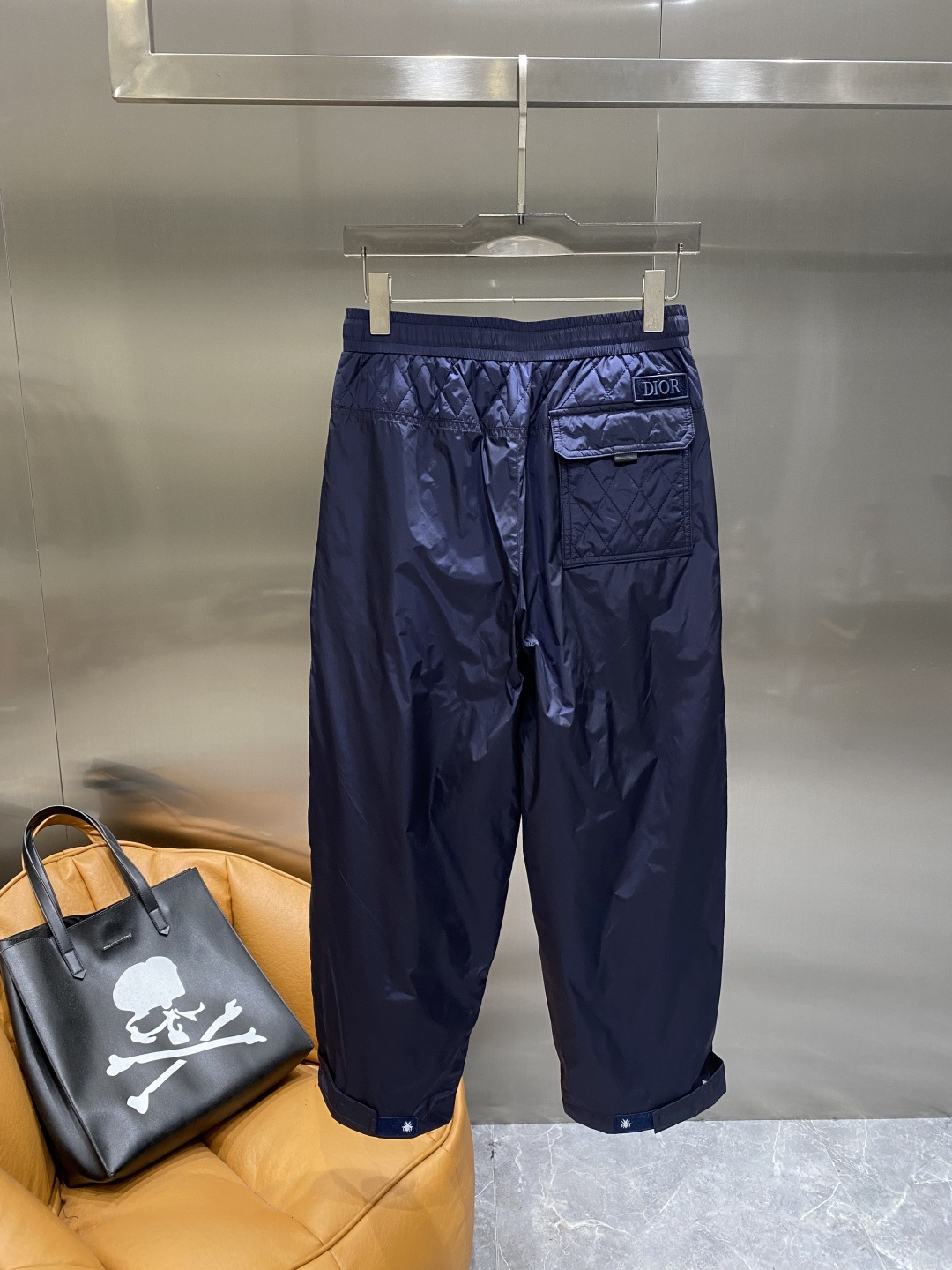 《𝙉𝙚𝙬🤍🖤迪家 》25专供新款休闲裤 高端版本！专柜定制面料 舒适度高，细节无可挑剔，品牌元素设计理念