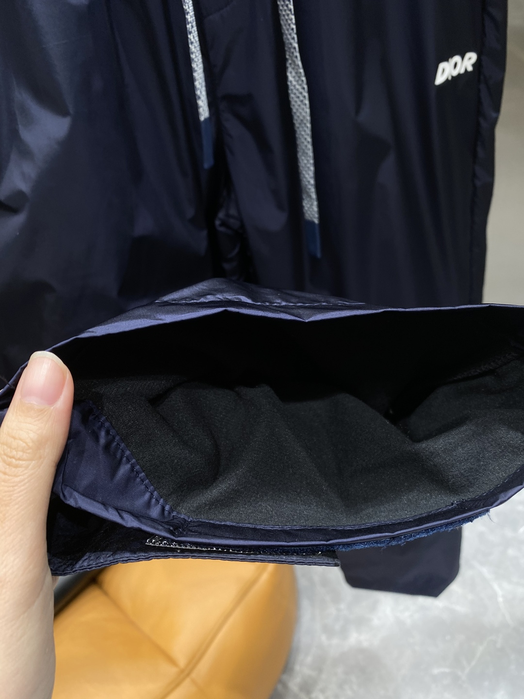 《𝙉𝙚𝙬🤍🖤迪家 》25专供新款休闲裤 高端版本！专柜定制面料 舒适度高，细节无可挑剔，品牌元素设计理念